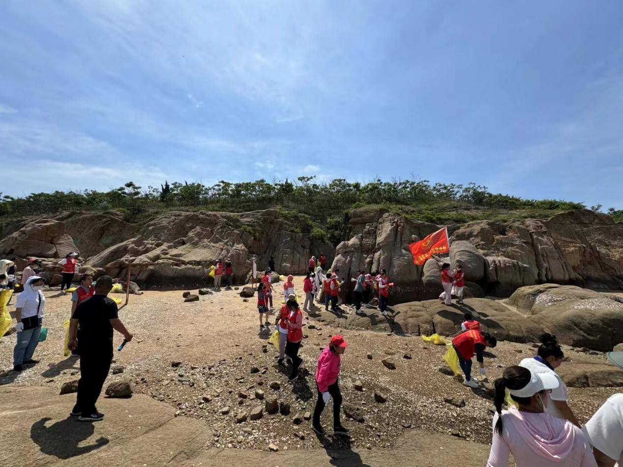 鲅鱼圈望海寨海滩迎来爱心志愿服务队 助力清理海洋垃圾
