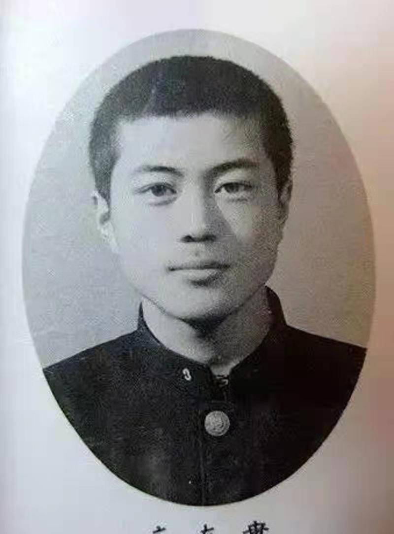 文在寅的复仇:大哥卢武铉跳崖明志后,他在墓碑上默默刻了4个字