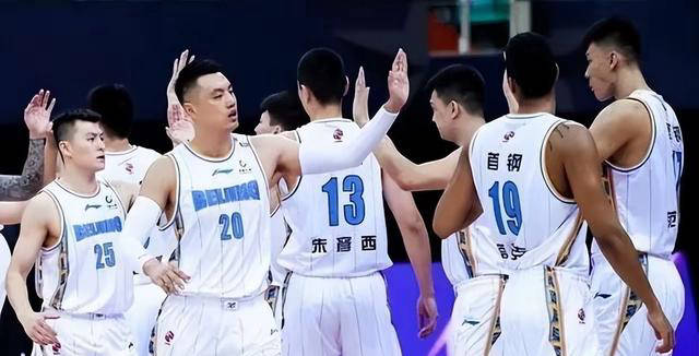 新疆男篮稳固阵容,与赵睿合作冲击冠军;北京队追逐三大球星,欲挑战