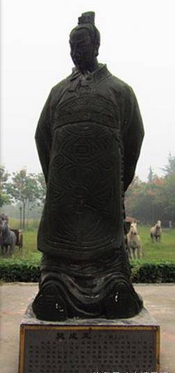 楚成王雕像他看不惯宋襄公装逼,于是在他渡河的时候给了个大嘴巴子,打