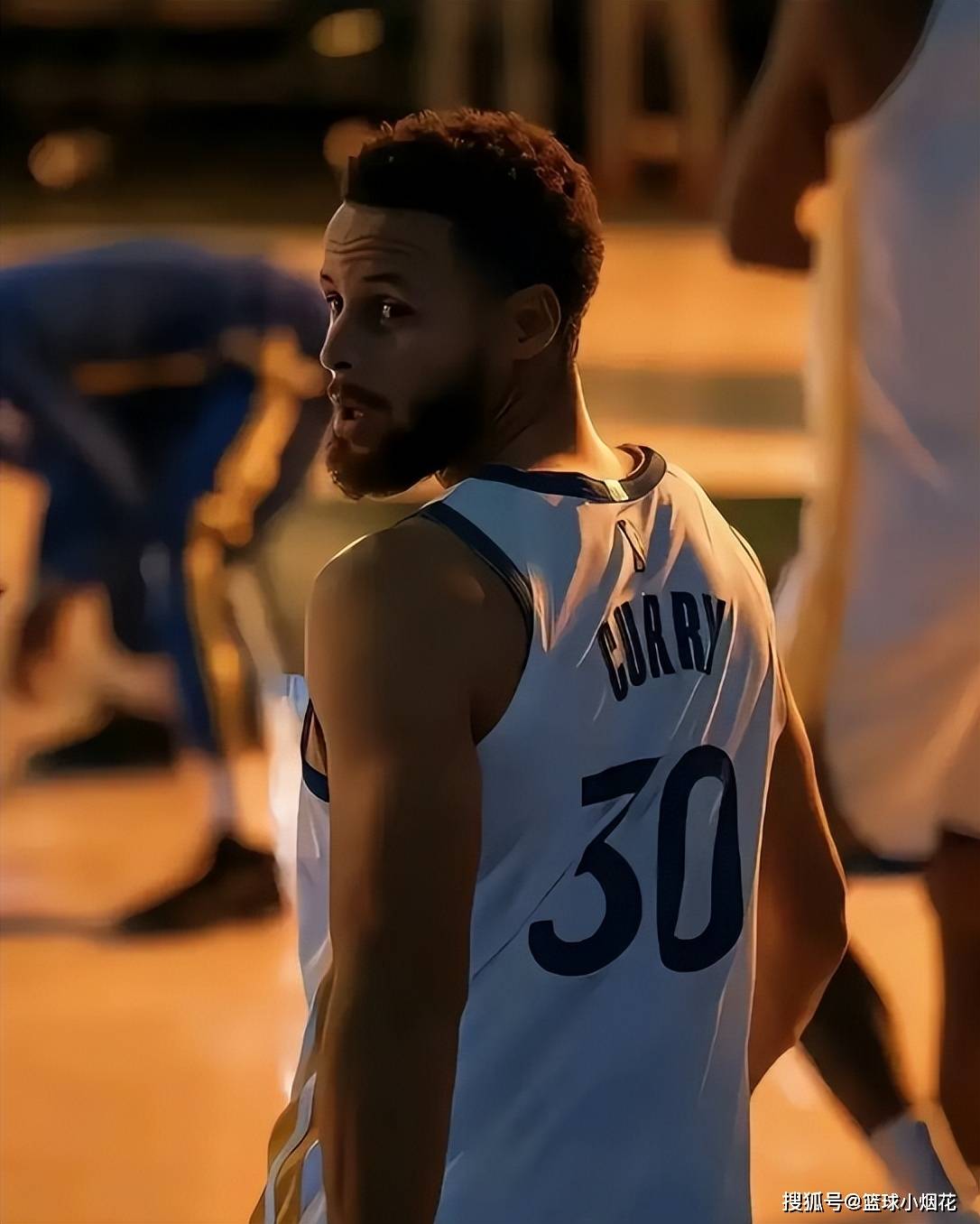 美金,这在当时绝对算得上一笔小巨款,也给小库里提供了优渥的成长环境