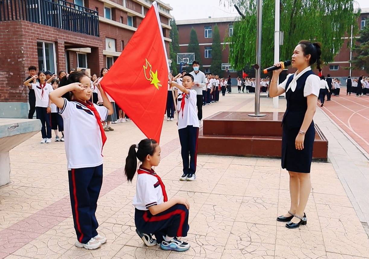 包头市青山区哈达道小学举行一年级新队员入队仪式暨少先队表彰活动