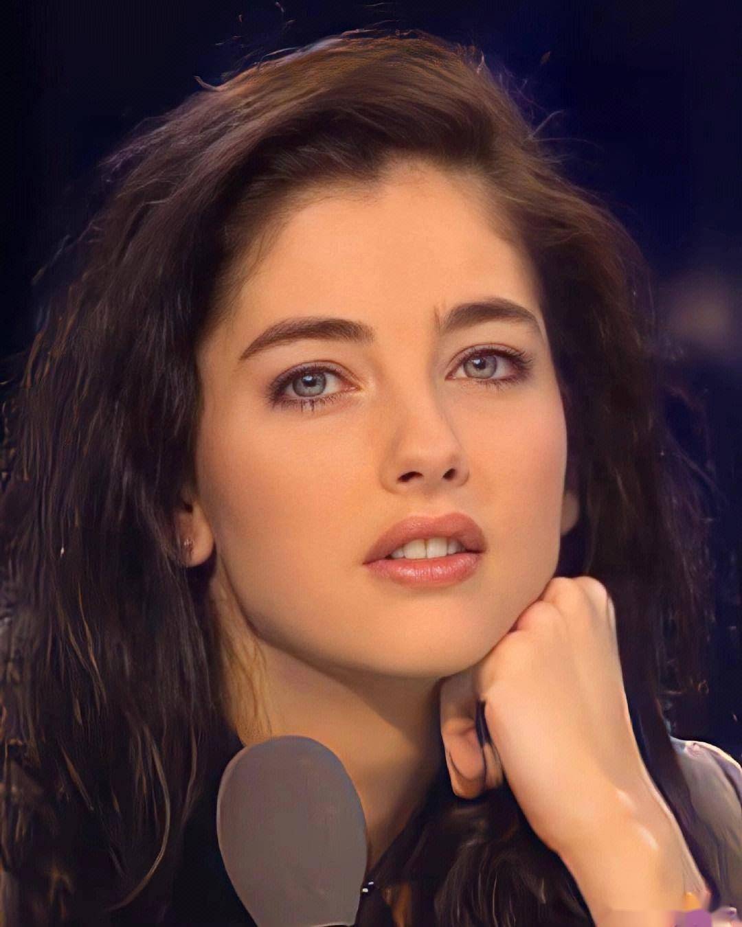 克里斯蒂亚娜·耶里的魅力写真,这谁顶得住的极致魅力!