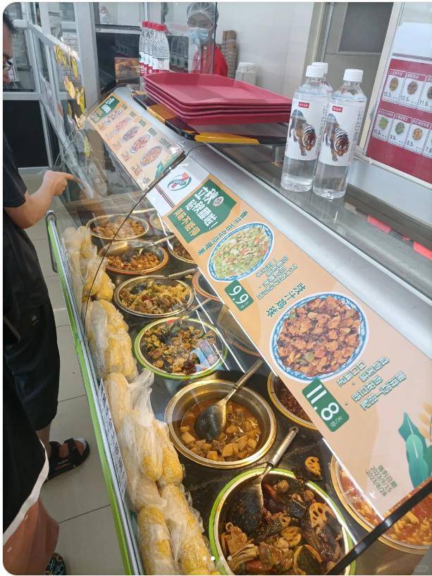 商务区为什么便利店生意如此好 因为他有便宜的便当和肉包子?