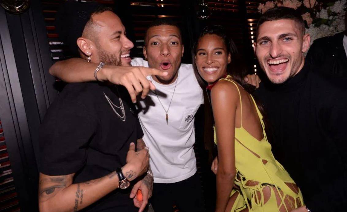 扣薪6亿转会皇马后,姆巴佩历任女友曝光:从王室公主到维密超模_法国