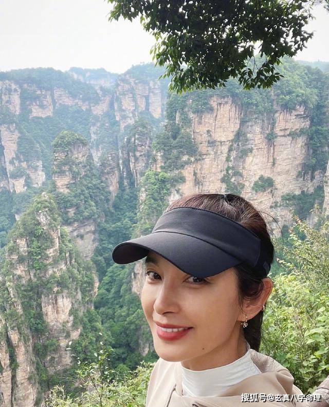 51岁李冰冰近照:白发美貌依旧,事业有成家庭幸福