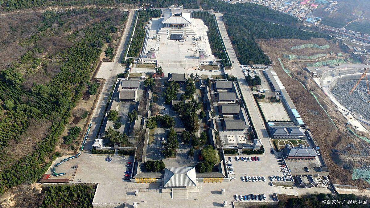 几千年中沧海桑田,对于黄帝驾崩之地有许多争论,从而就有了多个黄帝陵