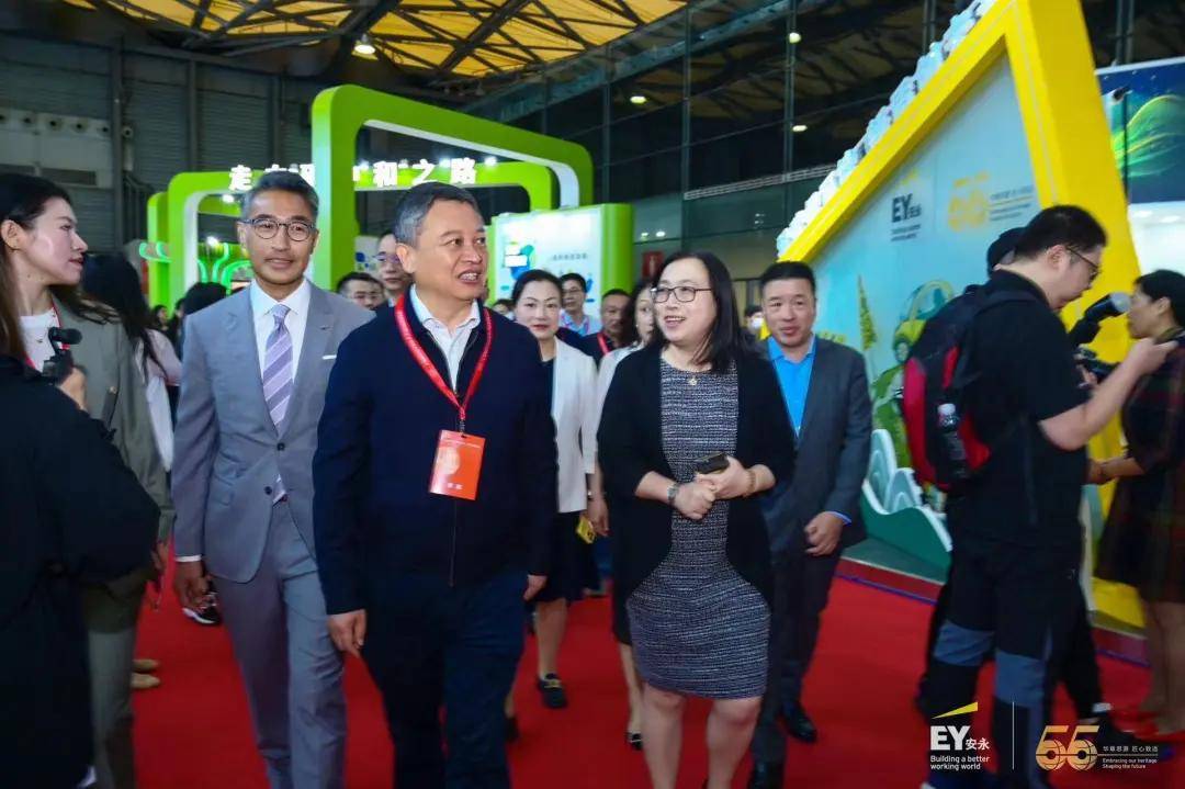 安永受邀参加上海碳中和博览会平行论坛,宝山区领导莅临安永展台