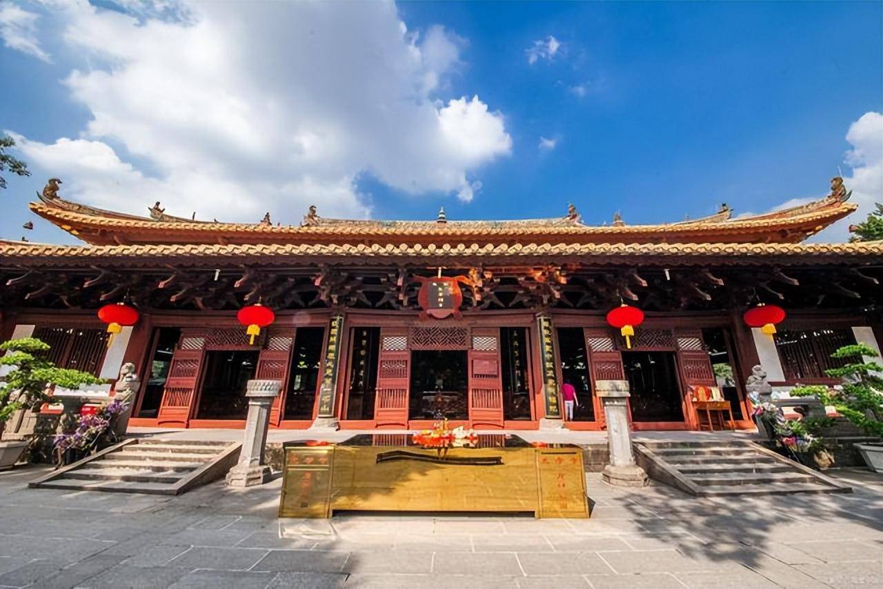 光孝寺坐落在广东省城广州越秀区的闹市中,这里最初是南越王赵建德的