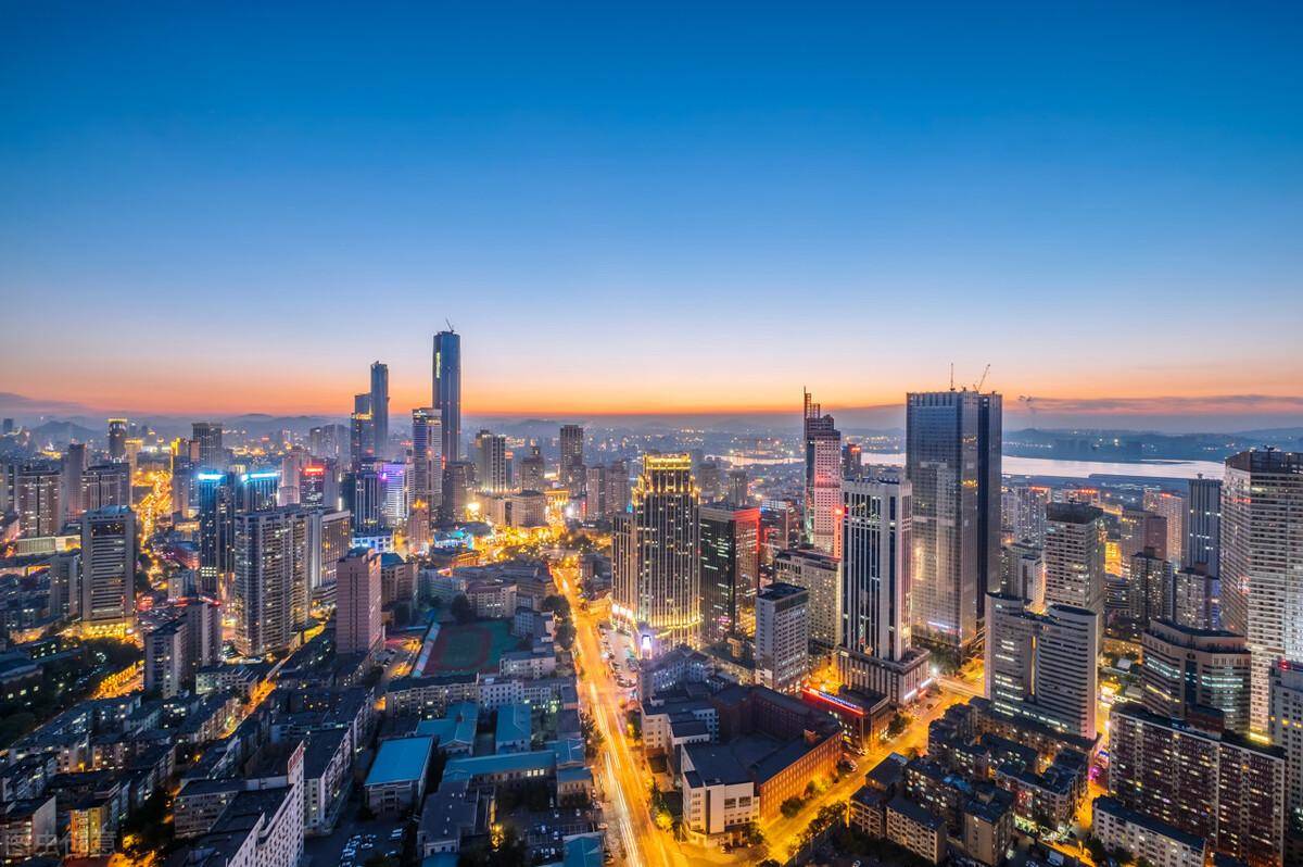 大连地理位置独特,位居辽东半岛最东端,三面环海,自然景观丰富,生态