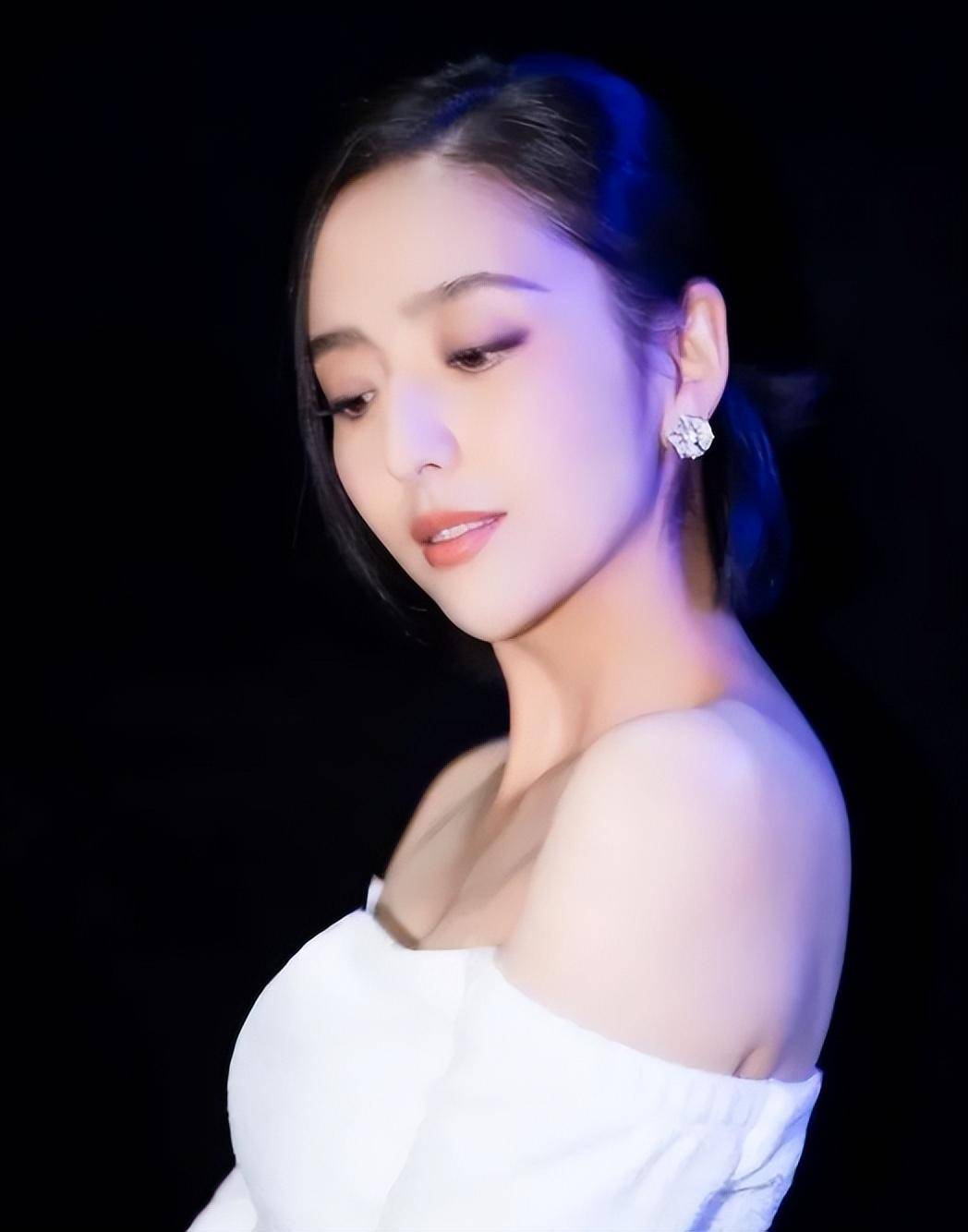 新疆美女如云,佟丽娅脱颖而出,离婚后更耀眼