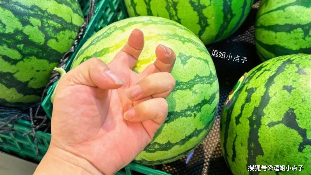 挑西瓜时，别只知道用手拍！老瓜农：认准这4点，保证皮薄汁多还很甜_搜狐网