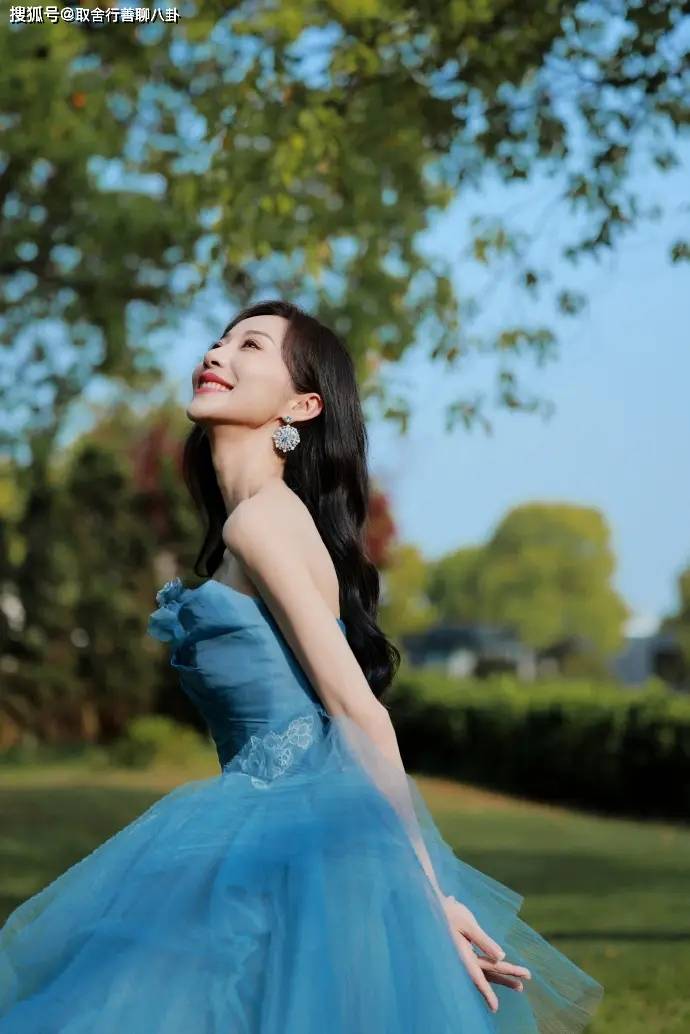 41岁韩雪发布初夏写真,穿蓝色抹胸纱裙,宛如迪士尼公主