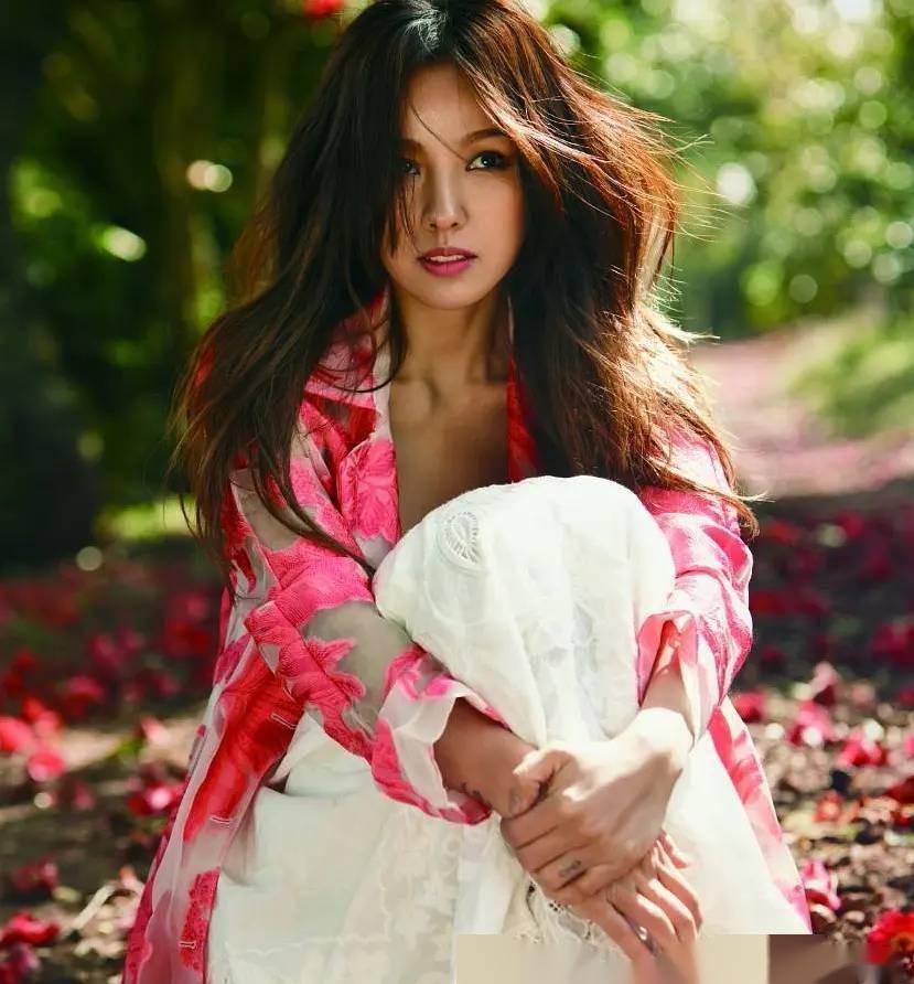 31岁李孝利,魔鬼曲线,性感迷人,美不胜收!