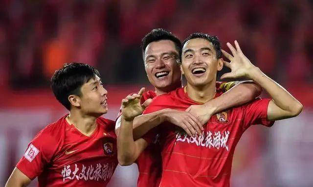 国足传奇中卫冯潇霆正式宣布退役