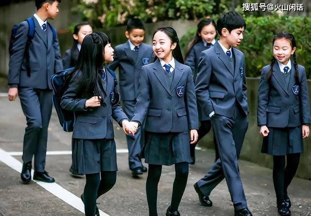 网友提议校服全国统一,可降低家长经济负担,专家:难以实现