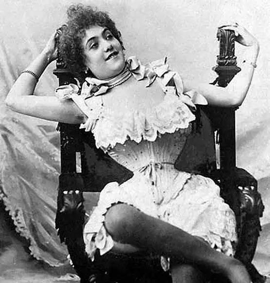 再比如欧洲的茜茜公主,为保持腰肢纤细,在穿束腰之外,她每晚用一块浸