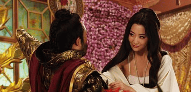 皇帝看望大臣的老婆,见她想念自己的丈夫,一剑杀了她