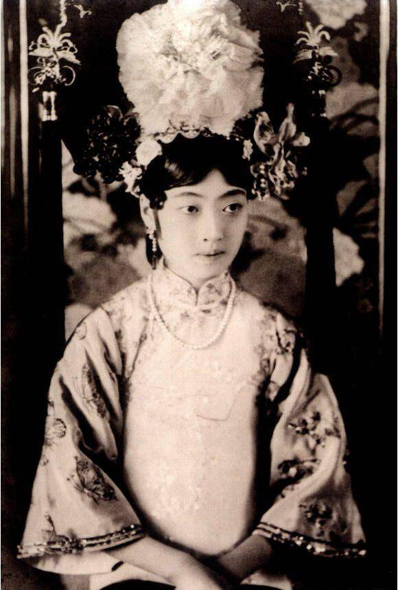 末代皇后婉容是一个怎样的女人?为什么她最后疯了?