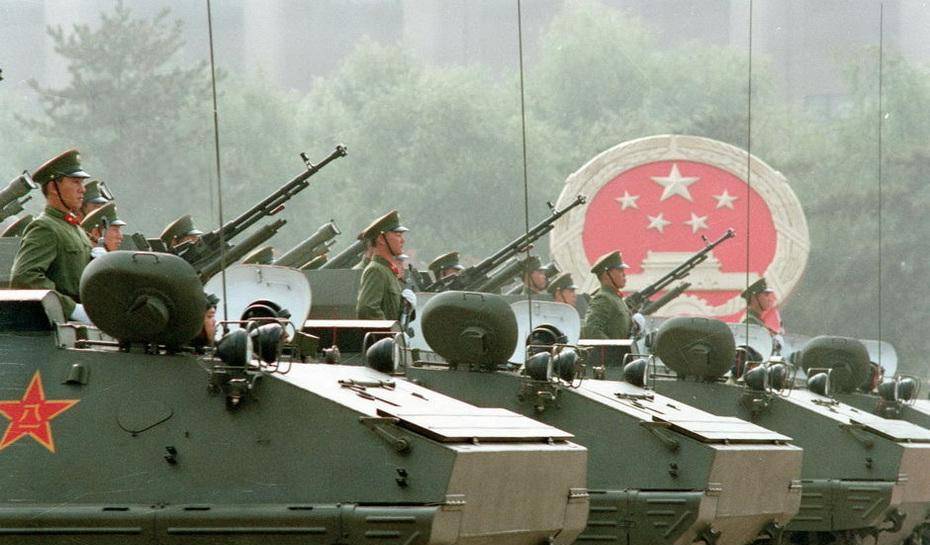 直击1984年规模空前大阅兵:从战火中走出来的钢铁雄狮,杀气纵横