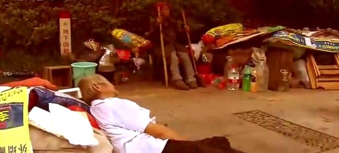 2016年湖南老人被儿子霸占房产,在街头乞讨为生,邻居却骂:活该