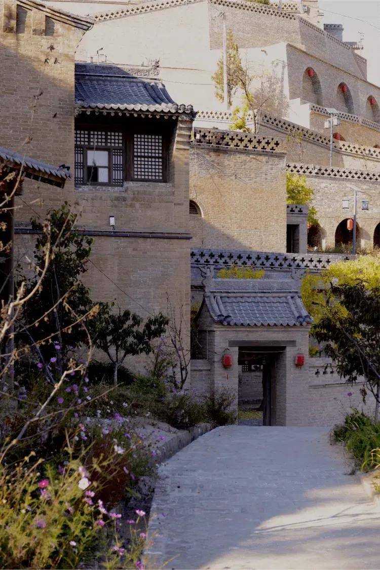 张家塔民居位于方山县城西南20公里处的峪口镇张家塔村.