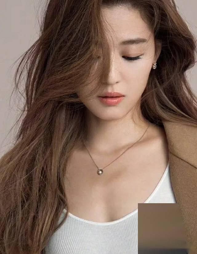 智贤的风采全智贤写真,36岁女神美貌依旧,性感魅力不减当年!