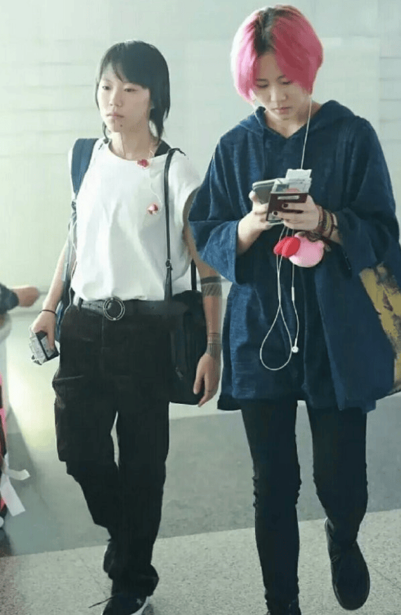 窦靖童与妹妹同框亮相,身材虽不敌妹妹,却靠穿搭逆袭,气质完胜