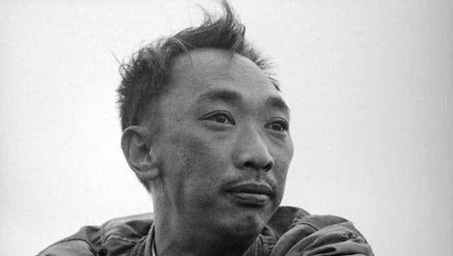 越南西贡枪决照:警察局长当街枪决囚犯,开枪后的结局有多凄惨?