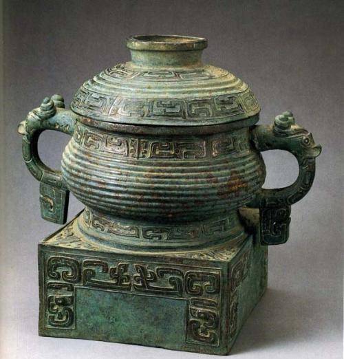 老汉挖出4个"铜罐",当夜壶用26年,专家10万元买下,今成国宝