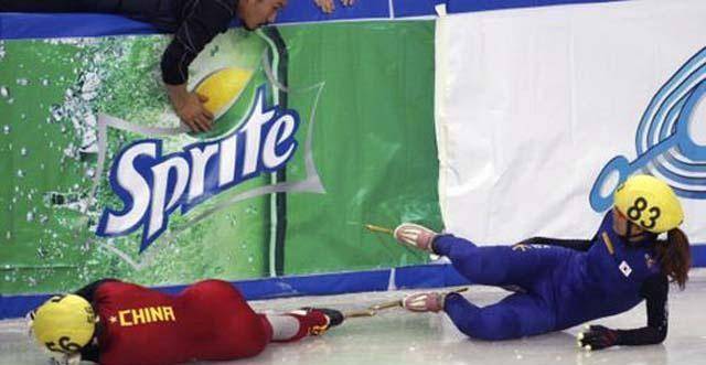 图|周洋被推摔倒重伤2006年都灵冬奥会,3名韩国选手在女子速滑1500米