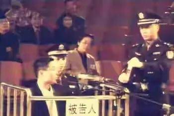 张君特大系列持枪抢劫杀人案,张君及其同伙被法警押至法院的审判庭上