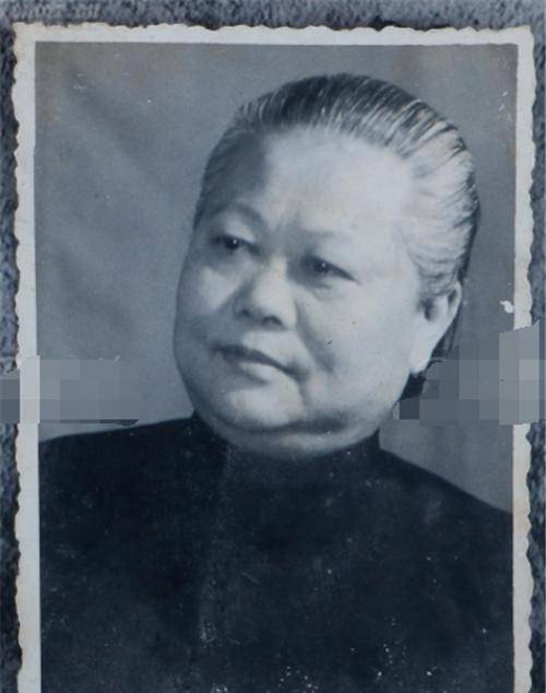 "半生繁华,半生凄凉,但一切都已成为过往,盛爱颐回头看来时路,好像看