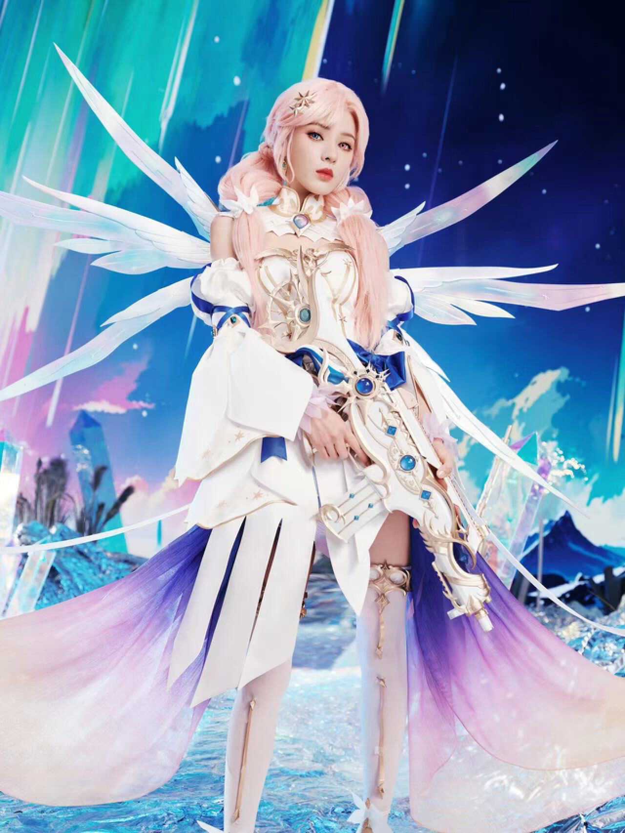 我们可以来欣赏一下张予曦的这个"天使"造型cos,粉色的头发,手上拿着