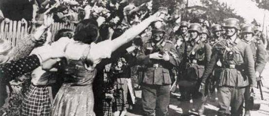 1941年德军攻入乌克兰,人民拿鲜花喜迎德军,什么迷惑行为?
