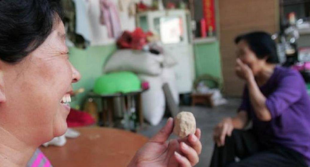 河北农妇樊千荣:自小酷爱吃土,50多年吃掉5吨,今60岁身体硬朗