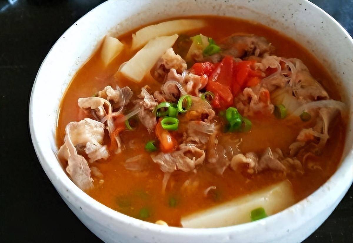 番茄土豆肥牛锅6,将炒好的鸡翅盛出,装入深一点的盘子中.