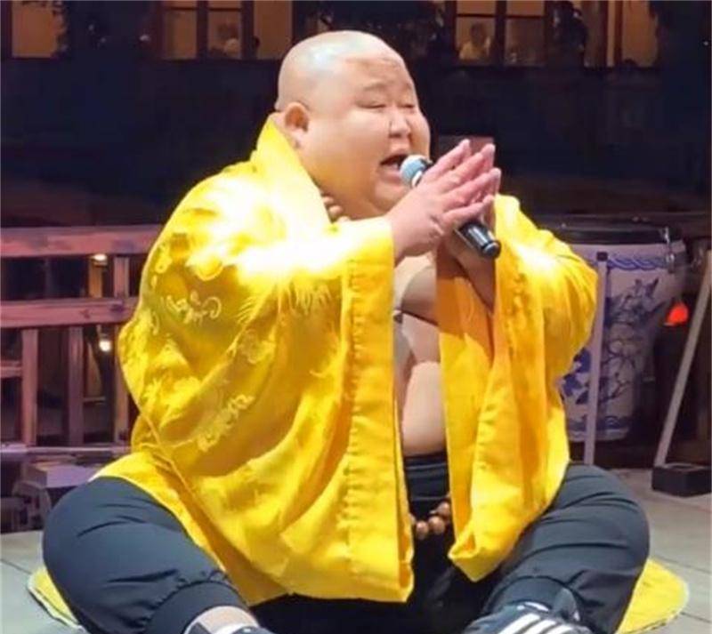 真人版弥勒佛:在网络迅速走红,富婆花高价将其请回家,现状如何