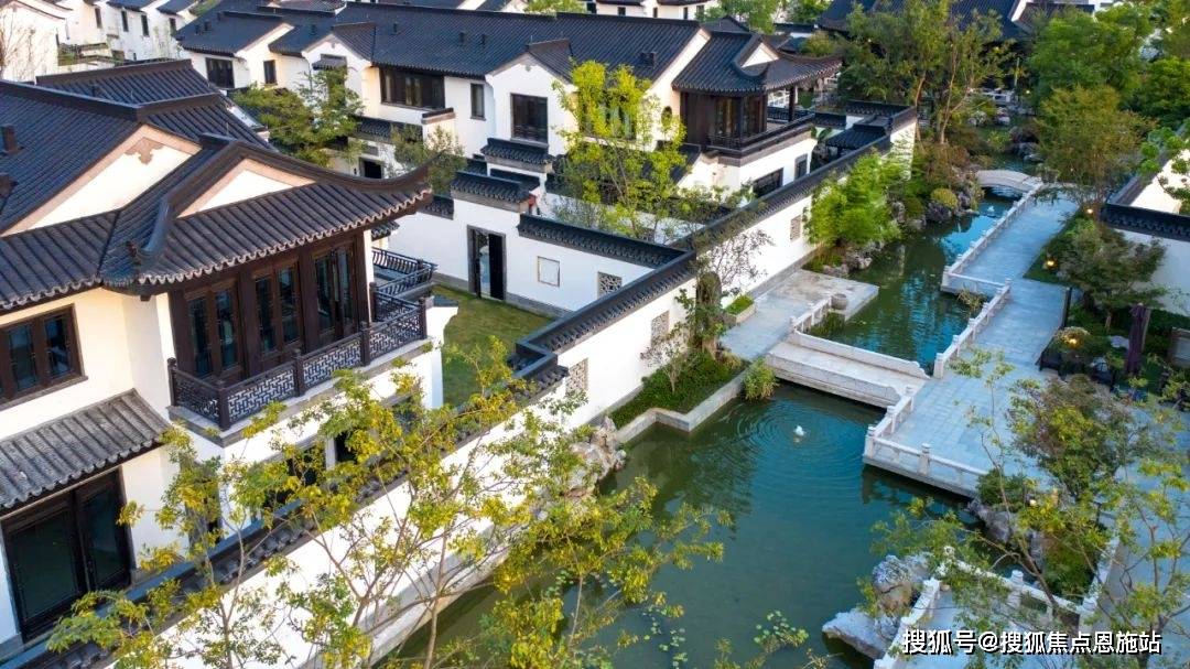"全年龄,全时段,全季相"的景观构筑,让每位住户都能乐享城市花园之中.