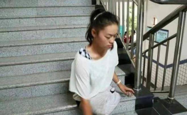 河南无腿女孩王娟:6岁失去双腿,靠单手走进大学,如今怎么样了