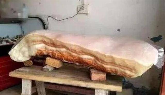 老汉无意捡到大型"猪肉石",有人给10万也不卖,专家鉴定后如何