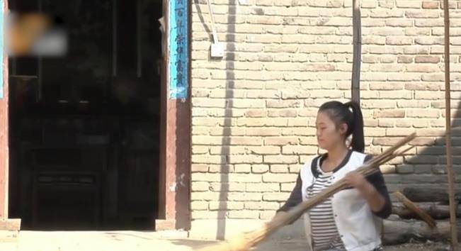 河南无腿女孩王娟:6岁失去双腿,靠单手走进大学,如今怎么样了