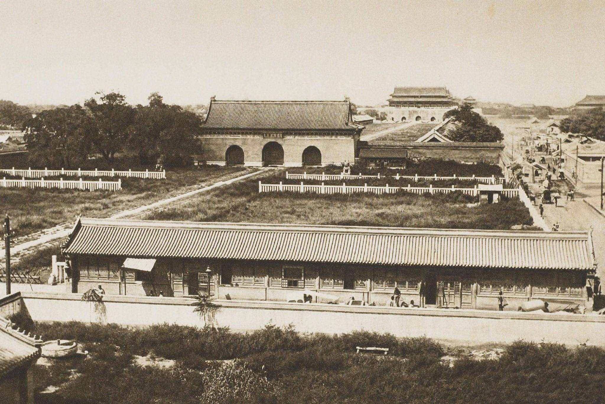 溥仪统治期间的北京城:颐和园里杂草丛生,但古城墙依旧雄伟壮观