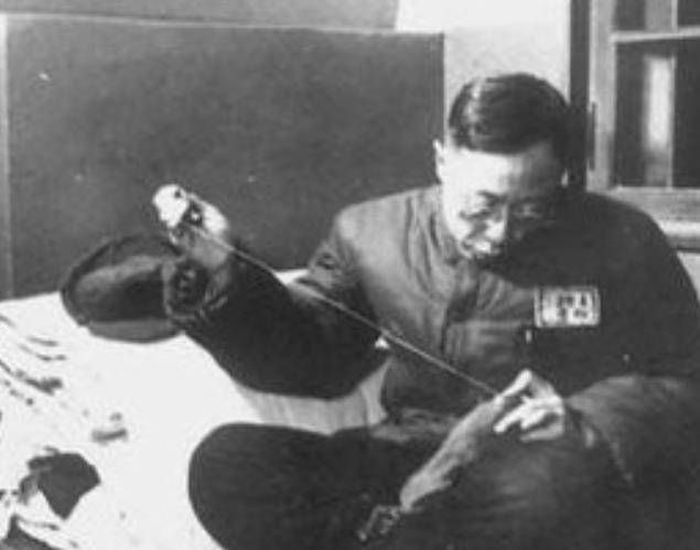 老照片记录了末代皇帝溥仪的一生,从万人之上到阶下囚,最后回归平凡