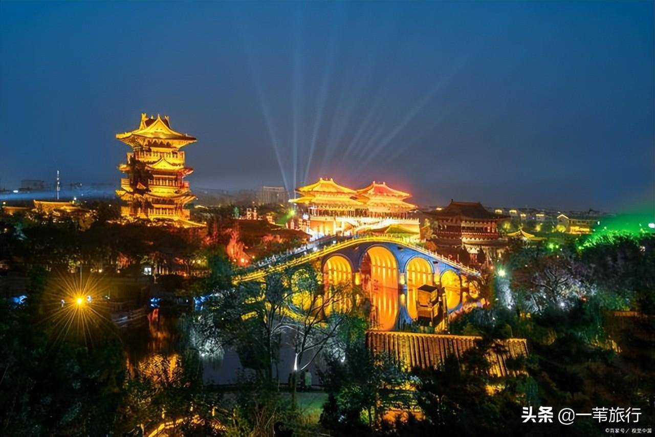 和国内许多主打"宋城"的影视城场景式的表演不同,开封的清明上河园更