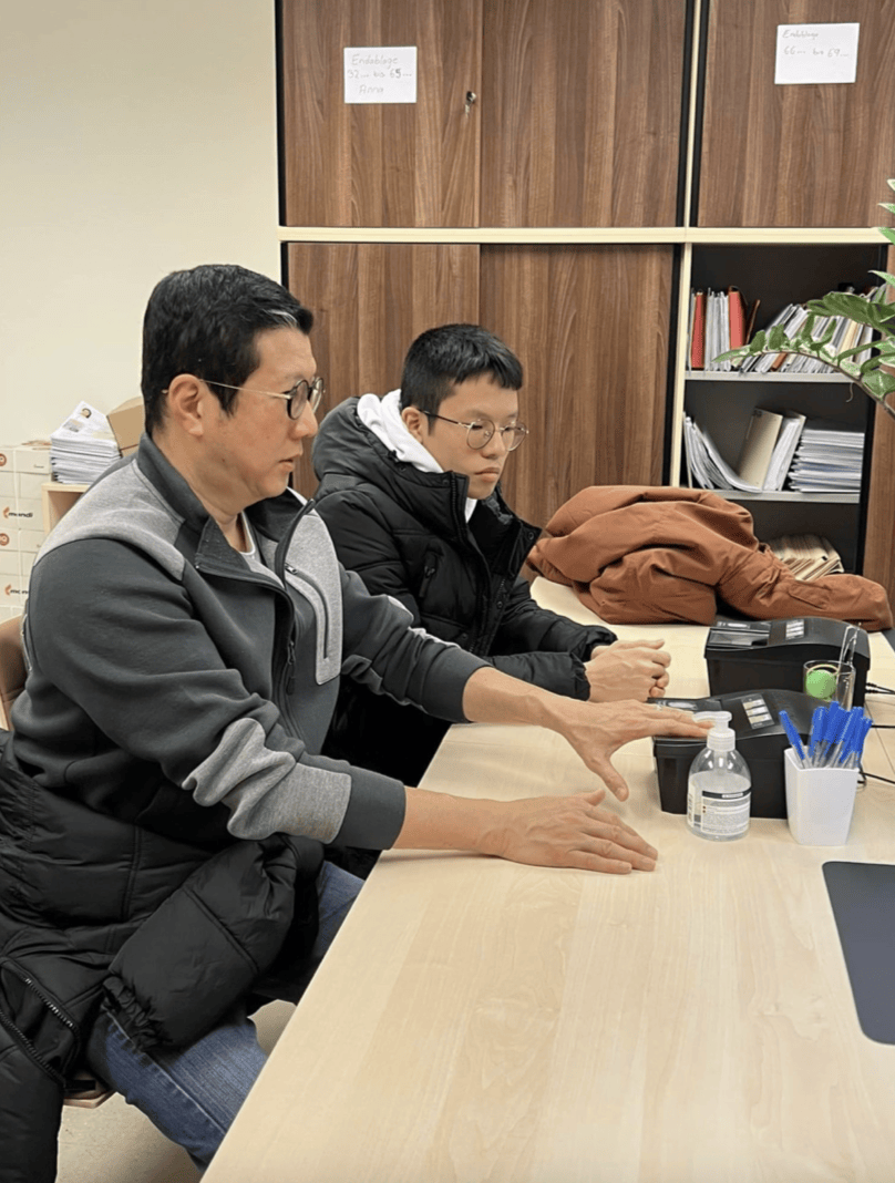 杨英伟在2022年曾经以1100万元的价格卖掉了一套香港房产,以三套房的