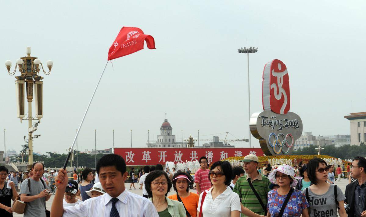 随着北京奥运会的临近,越来越多的吉祥物福娃出现在街头.