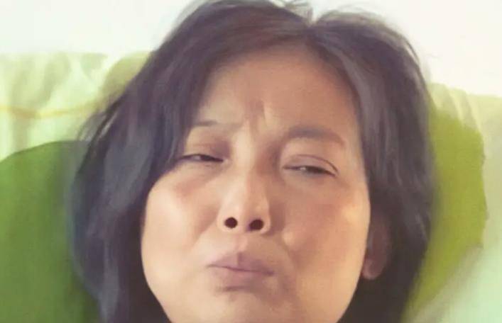 融入这个圈子,或者强迫自己去做一些很阳刚的事情时,他并不觉得快乐