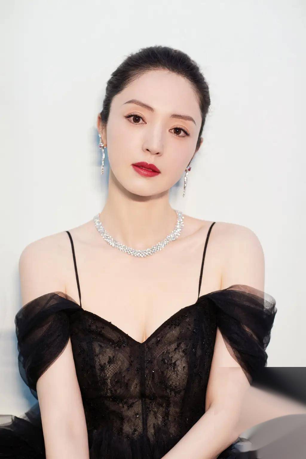 董璇,内娱第一美女的称号,写真集展现无与伦比的魅力!