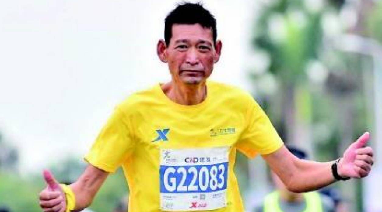 跑马抗癌斗士贺明:4年跑了61场马拉松,临终还想捐献遗体